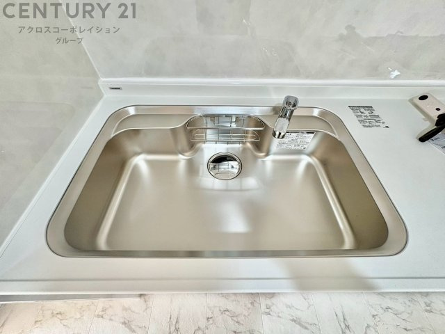 大きなシンクでお鍋などの大きな調理器具を洗う際にも便利です。