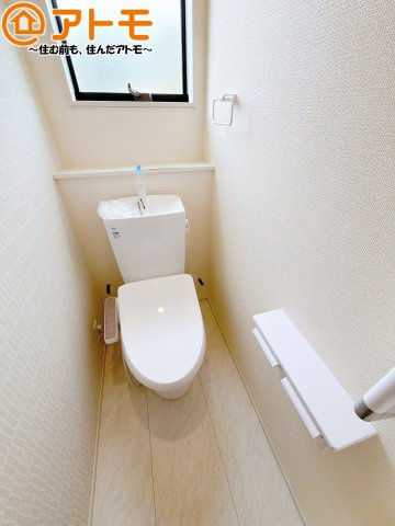窓もあって換気もしっかりできる清潔感のあるトイレです♪
