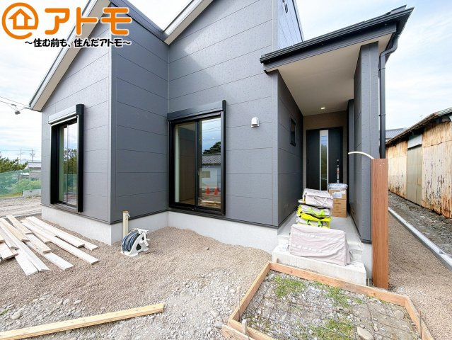 落ち着いた色合いの玄関はダブルロックで防犯性に優れた仕様になっています♪