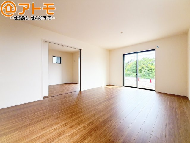 日当たりのよいリビングは、一年を通してぽかぽかとしています。家族が自然と集まる空間になりそうですね♪