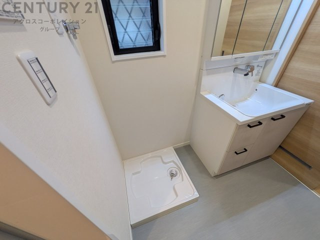洗濯物の仕分け作業がしやすく、整理整頓が容易になります。洗濯音や湿気を他の部屋に持ち込まず、生活環境を快適に保ちます。上部を活用すれば収納スペースを確保でき洗剤や洗濯用品の整理もしやすくなります。
