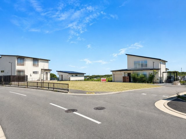 幅員の広い道路に面した、ゆとりある街区設計。車の出入りもしやすく、開放感のある住環境です。※掲載写真は一部画像加工を含みます。