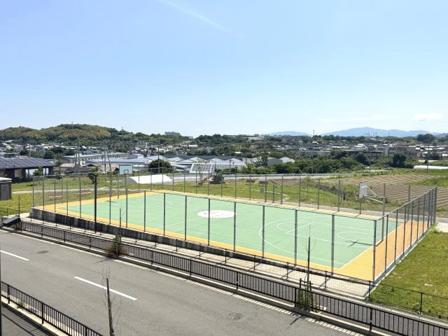 分譲地内にはバスケットコートも整備されており、お子様との時間や休日も楽しめる住環境です。※掲載写真は一部画像加工を含みます。