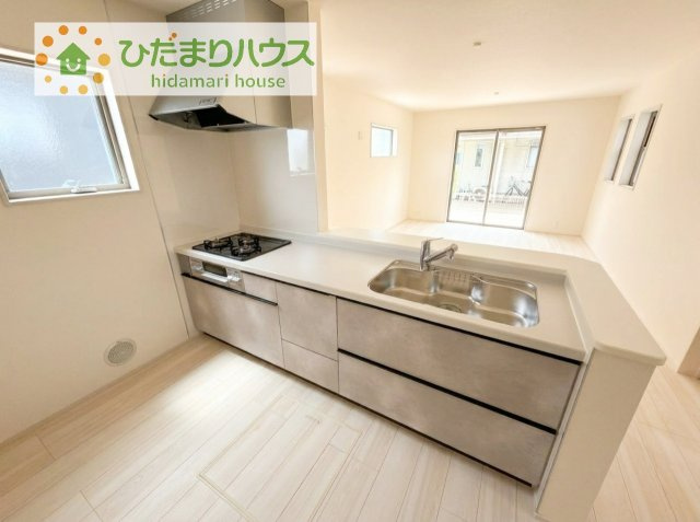 料理をしながらでも、ご家族との会話を楽しめる対面式キッチン♪