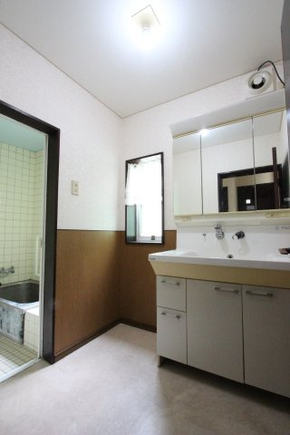 窓があり明るく、換気もしやすい洗面所！