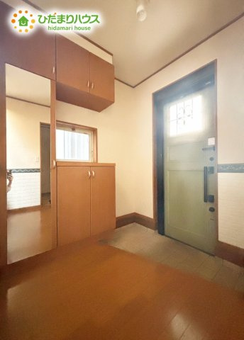 広々とした玄関はより開放感を感じられます。　小窓からは光が差し込み、心も明るくなれそうです♪　大容量のシューズボックスには姿見がついているので身だしなみチェックもバッチリ♪