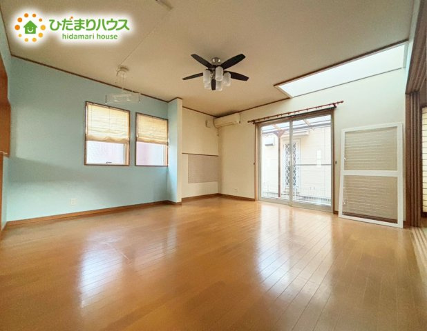 窓が多く、開放的で明るいリビングです。　居心地の良い空間には自然と家族が集まる団らんの場となりそうですね♪