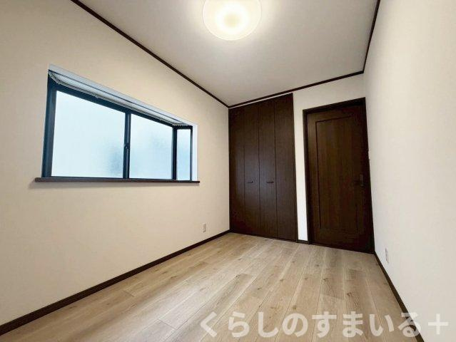 コンパクトで使いやすい洋室です