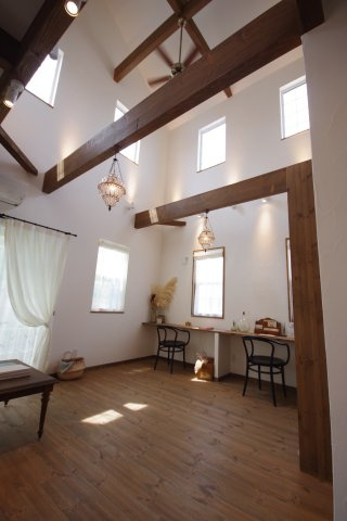 天井から明るい日差しがたっぷりと入ります