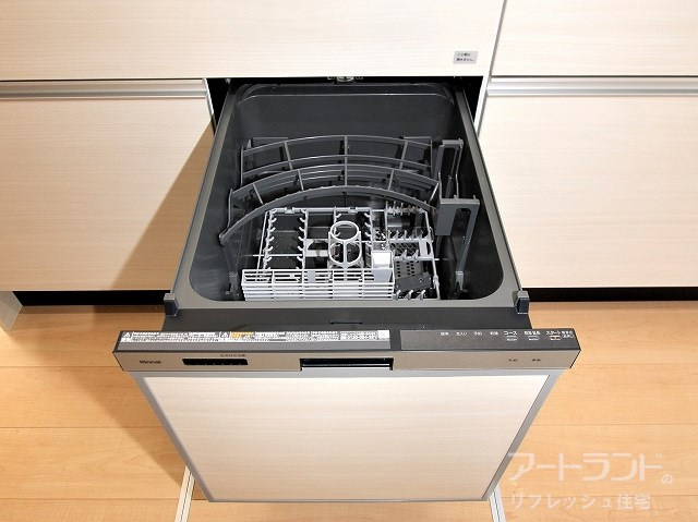 毎日の家事にうれしい食器洗浄乾燥機付き。