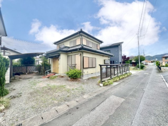 ■外観｜道路幅にゆとりがあることで駐車もしやすく、来客時や複数台利用の際にもストレスを感じにくいのが魅力の一つです♪