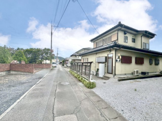 ■外観｜周囲の見渡しが良く、車の出入りの際も安全確認がしやすいため、小さなお子様がいるご家庭でも安心です。