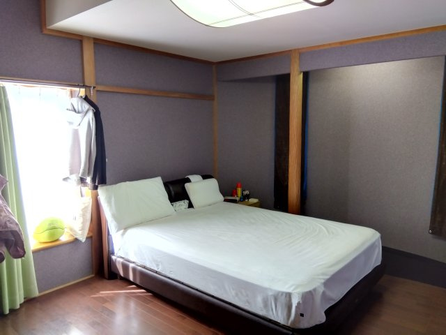 部屋にやわらかな陽光が注ぎます。グレーのクロスが落ち着いた雰囲気で寝室として使うのもいいですね。