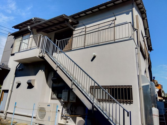 居住スペースに直接行ける外階段があります。店舗内を通らず居住空間に行けるので営業中にお客様に会う事なく出かけられます。