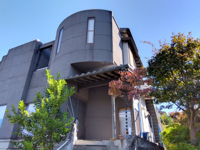 閑静な住宅地に位置しているので静かで落ち着いた雰囲気です。伊豆縦貫道大場インターまで車で5分の好立地です。