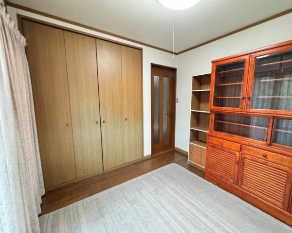 収納付きで使い勝手の良い洋室。家具の配置もしやすく、主寝室や子供部屋など幅広く活用できます。落ち着いた内装で、長く快適に過ごせる空間。生活スタイルに合わせたレイアウトが可能です。