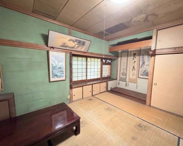 趣ある床の間と障子が印象的な和室。和の落ち着いた雰囲気が広がり、来客用やくつろぎの空間として最適です。窓からは柔らかな光が差し込み、心安らぐ時間を演出。収納も備えられており、使い勝手の良い空間です。