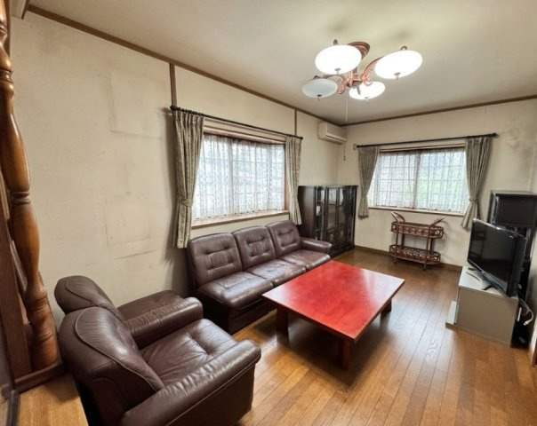 ゆったりとした広さのリビングは、家族でくつろぐのに最適な空間。大きな窓から自然光が入り、明るく開放感もあり、家具の配置もしやすく、ライフスタイルに合わせたレイアウトが可能。落ち着いた時間を過ごせます。