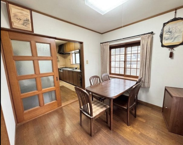 キッチンとつながるダイニングスペースは、家族が自然と集まる団らんの場。窓からの光が入り、明るく心地よい空間です。食事はもちろん、ちょっとした作業スペースとしても活用でき、暮らしの中心となる場所です。