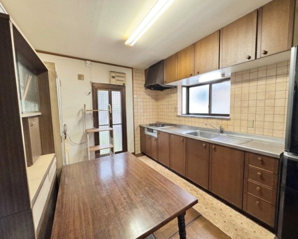 広々としたキッチンスペースは、調理や配膳がしやすいレイアウト。ダイニングと隣接しており、家族との会話を楽しみながら料理ができます。収納も豊富で、キッチン用品をすっきり整理可能。