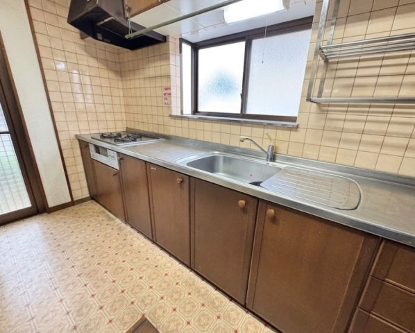 広めのシンクと作業スペースが確保された使いやすいキッチン。窓からの採光で手元も明るく、快適に調理ができます。収納も多く、調理器具や食器をすっきり収納可能。毎日の料理がはかどる機能的な空間です。