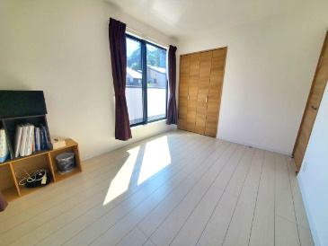 大きなクローゼット付きで収納力も十分。シンプルな間取りなので家具の配置もしやすいお部屋です。