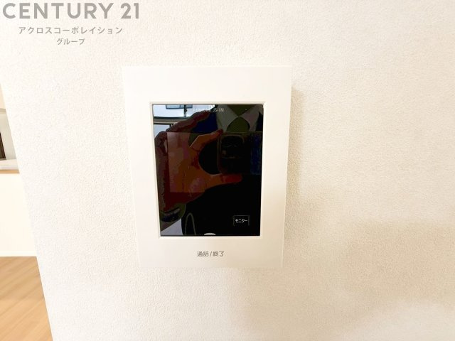 訪問者が来たときにテレビ画面で確認できるため、安心してドアを開けられます。録画機能があるものもあり、留守中に来訪者を記録しておくことができます。利便性が高く、セキュリティ面でも安心です。