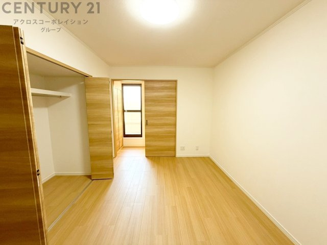 子供部屋…創造性や成長を促す遊びの空間を提供。学習や趣味に集中できる環境を整えます。個別のプライベートスペースは自己表現と自立心を育み、心地よい睡眠環境を整えリラックスできる場所を提供。