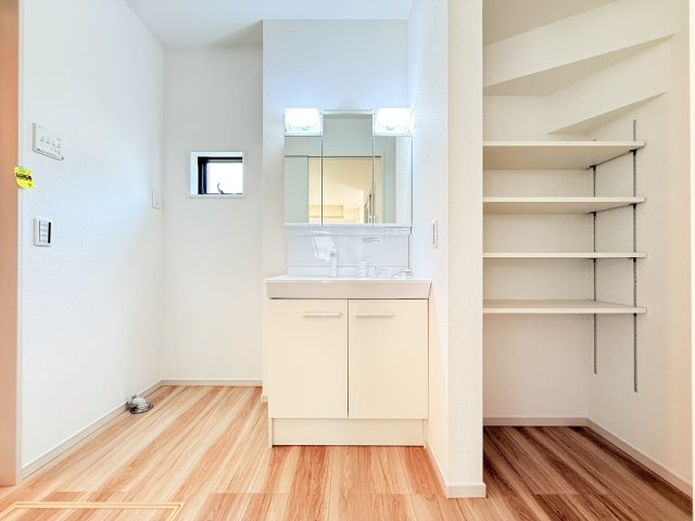 収納力と機能性に優れたお手入れラクラクのゆったりとした洗面台で、朝の忙しい時間でも身支度準備がスムーズです。