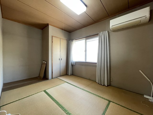 2階の和室は、エアコン付きで一年中快適に過ごせる癒しの空間。押入れ収納があり、布団や季節物の整理もスッキリ。畳の香りと柔らかな雰囲気が心地よく、来客用の和室やくつろぎのスペースに最適です。