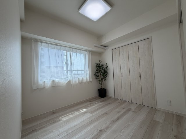 壁一面の大型クローゼット：開口部が広く出し入れしやすい折れ戸タイプ。お洋服や荷物をたっぷり整理整頓できます。