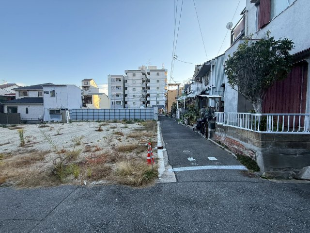 西側前面道路の写真です。