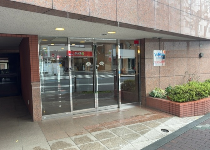 マンションのエントランスには、もともと風よけや防犯の役割がありますが、マンションによって宅配ボックスなどの設備が備わっている所もあります。日々の生活をイメージしながら生活しやすさをチェックしましょう。