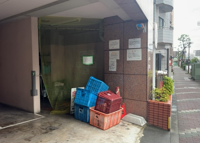 共有部分は、住民なら誰もが使える設備のこと。例えば駐車場やエレベーター、インターネット設備、セキュリティ設備などがあります。他にも、マンションの廊下・外部階段やエントランス・ゴミ置き場などがあります。