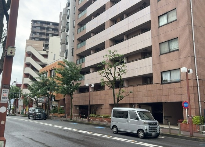 隣家の土地はどうなっているのか、生活利便施設が近くにあるのか、学校まで近いかなど、お客様のライフスタイルにあわせたイメージが重要です。また、近くにあると困る施設が近くにないかも確認するといいでしょう。