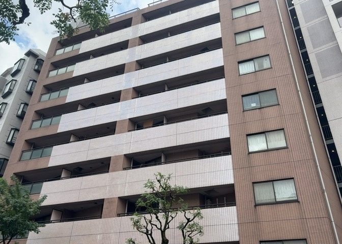 道幅が広い場所は日当たりや風通が良好です。幅が広いのですれ違いも可能ですし大きな車でも駐車可能！一方で、大型車が通ることも多くなるため交通量の増加により騒音に繋がります。また土地の値段が高くなります。