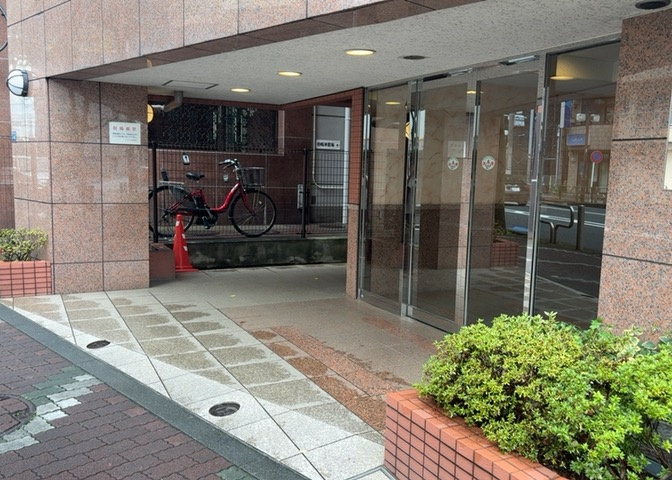 玄関は家の顔でもあり、家族以外の目にも止まる場所です。玄関は外との間を仕切る扉、靴などをしまっておく収納スペース、靴脱ぎのたたきスペース、来客とのやり取りをするドアホンなど複数のアイテムからなります。