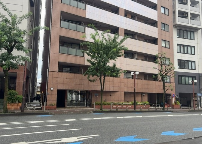 外観はマンション管理がされているかの目安になります。築年数が古いと、壁面は劣化してひび割れが生じることも！建物が古びていても細かいところが修繕されていると、きちんと管理されているなぁと感じるでしょう。