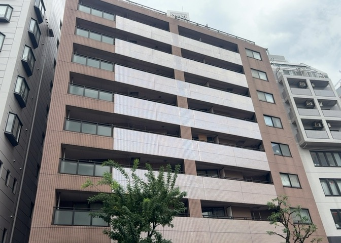 一般的なバルコニーは、奥行1.5ｍ程ですが、ワイルドバルコニーは2ｍまで広がっています。そのため洗濯物の間隔をあけ干すことができ、乾きやすいというメリットや、ガーデニングが楽しめる等の特徴があります。