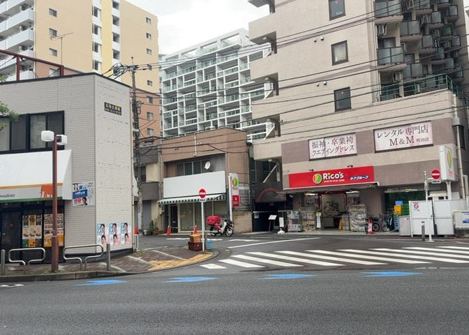 景色重視でお家選ぶをするとスーパーが遠い！学校が遠い！など生活をするうえで利便性で困ることもあります。まず一度現地を見学する際に、周辺の施設などがあるかを確認し、暮らし始めた後のことを想像しましょう。