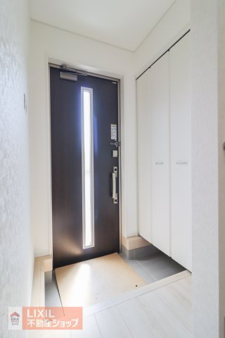 【玄関】現地完成写真。ゆったりと明るい玄関がご家族や来客をお出迎え。