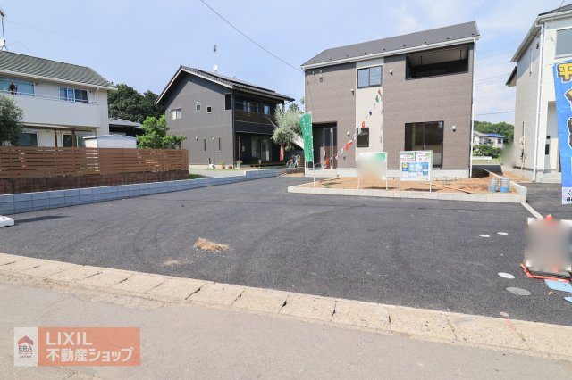 【駐車スペース】現地完成写真。ゆったりとした駐車スペースです。