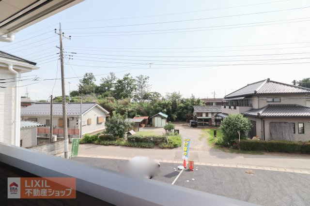 【建物からの眺望】現地完成写真。バルコニーからの景色。十分な間隔が確保されております。
