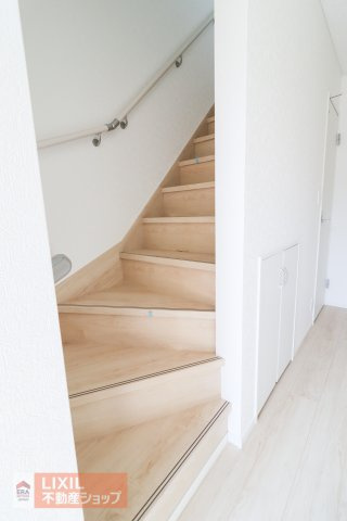 【内装】現地完成写真。階段は手すりもあり妊婦さんからお子様や高齢者も安心です。