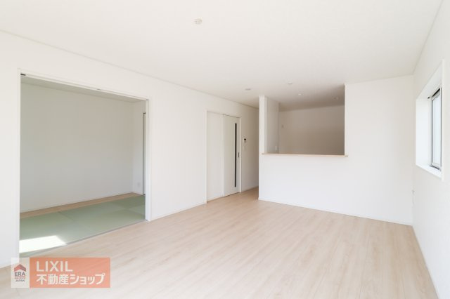 【リビングダイニング】現地完成写真。家族で過ごせるくつろぎの空間