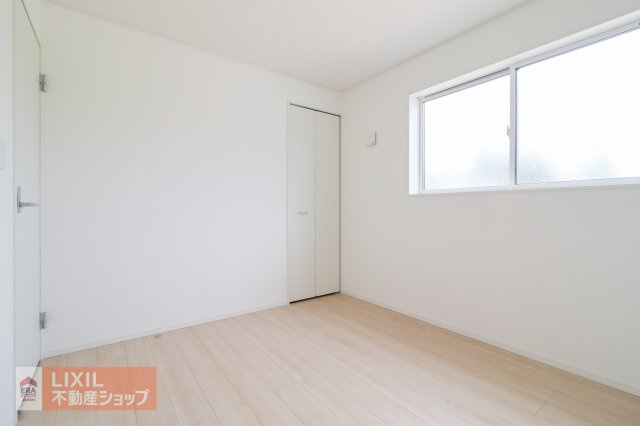 【寝室】現地完成写真。明るい採光の入る主寝室です。