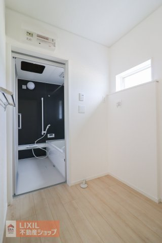 【脱衣所】現地完成写真。洗面脱衣所はゆったりとしたスペースで使いやすいです。