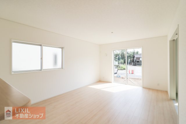 【リビング】現地完成写真。明るい日差しの入るリビングは家族団らんの場所♪