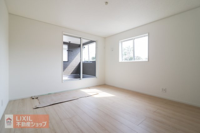 【洋室】現地完成写真。陽当たりや通風が心地よい洋室♪