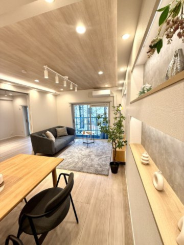 壁の一部をくりぬいた飾り棚もニッチといいます。鮮やかな花や大切な写真を飾り、ほのかに照明をあてる、その部分だけアートな空間に生まれかわります。